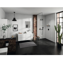 Badezimmer mit Dusche, Waschtisch, Spiegel und Dekorationen im modernen Stil
