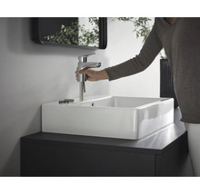 Modernes Badezimmer mit Waschbecken, Armatur und Unterschrank