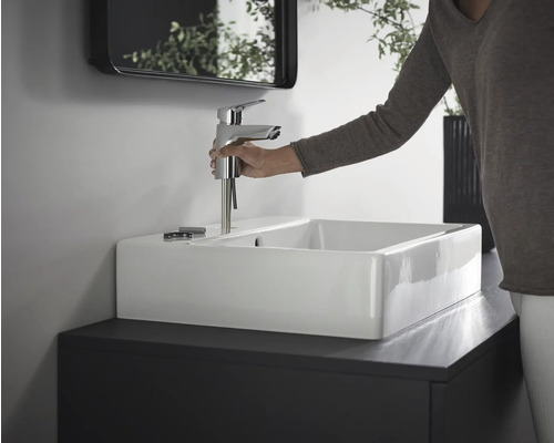 Modernes Badezimmer mit Waschbecken, Armatur und Unterschrank