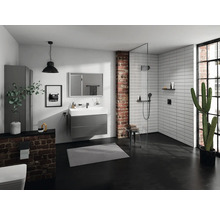 Modernes Badezimmer mit Dusche, Waschtisch, Spiegel und Ziegelwand