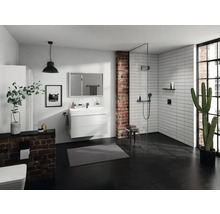Modernes Badezimmer mit Dusche, Waschtisch, Spiegel und Dekoration
