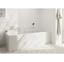 Salle de bain moderne avec baignoire intégrée et aménagement minimaliste
