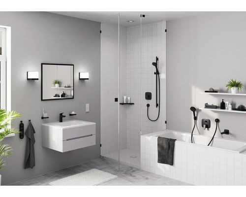 Modernes Badezimmer mit Waschtisch, Spiegel, Dusche und Badewanne in einem hellen, freundlichen Design.