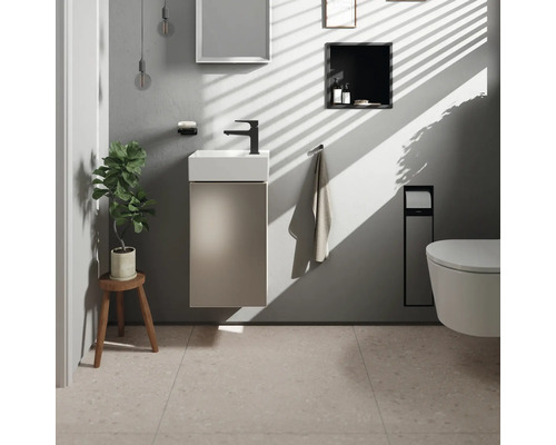 Salle de bain moderne avec lavabo, toilettes et accessoires