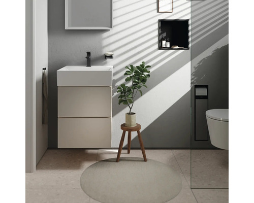 Salle de bain moderne avec lavabo, miroir, étagère et toilettes pour une ambiance claire et organisée.