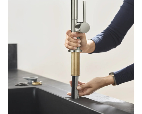 Installation d''un robinet de cuisine dans un évier
