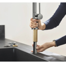 Installation einer Küchenarmatur mit flexiblen Anschlussschläuchen an einem Spülbecken