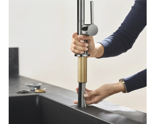 Installation d''un robinet de cuisine avec des tuyaux de raccordement flexibles sur un évier