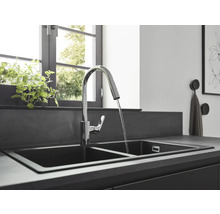 Doppelspüle mit Wasserhahn in einer modernen Küche