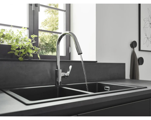 Doppelspüle mit Wasserhahn in einer modernen Küche