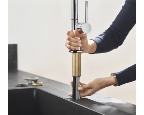 Installation d''un robinet de cuisine dans un évier