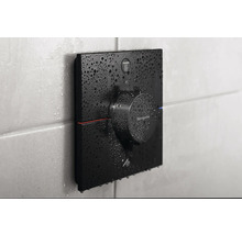 Duscharmatur mit Temperaturregler und Wasserstrahlregler an gefliester Wand