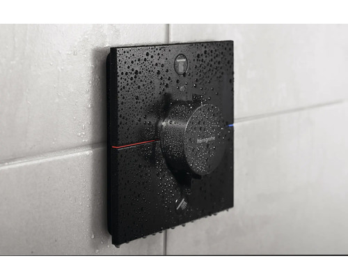 Robinet de douche avec régulateur de température et de jet d''eau sur mur carrelé