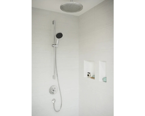 Robinet de douche avec douche de tête et douchette à main dans une salle de bain lumineuse.
