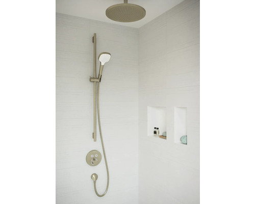 Duscharmatur mit Kopfbrause und Handbrause im modernen Badezimmer