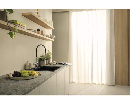 Aménagement de cuisine avec évier, robinet, plan de travail et étagères