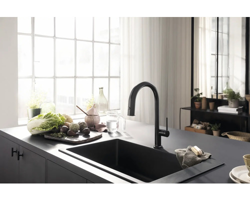 Küchenspüle mit Armatur in einer hellen Küche