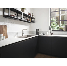 Moderne Küche mit Spüle, Armatur, Hängeregal und Küchenutensilien.