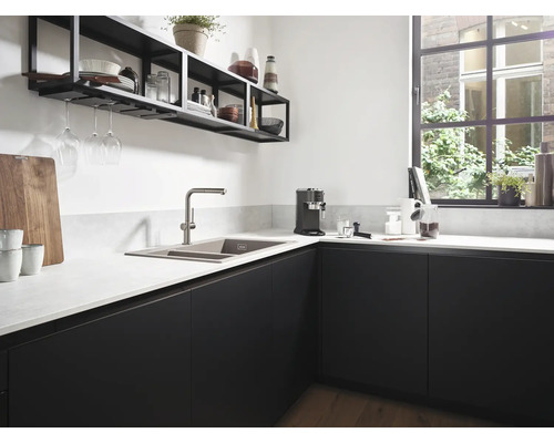 Cuisine moderne avec évier, robinet, étagère suspendue et ustensiles de cuisine.