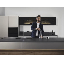 Cuisine moderne avec mitigeur d''évier et robinet pour remplir une carafe