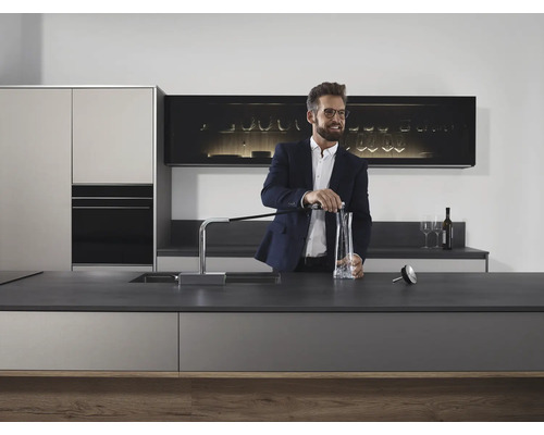 Cuisine moderne avec mitigeur d''évier et robinet pour remplir une carafe