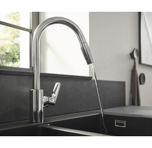 Küchenarmatur aus Metall mit Wasserauslauf in einem Spülbecken