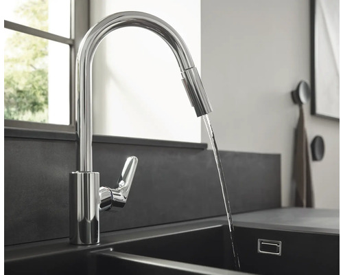 Küchenarmatur aus Metall mit Wasserauslauf in einem Spülbecken