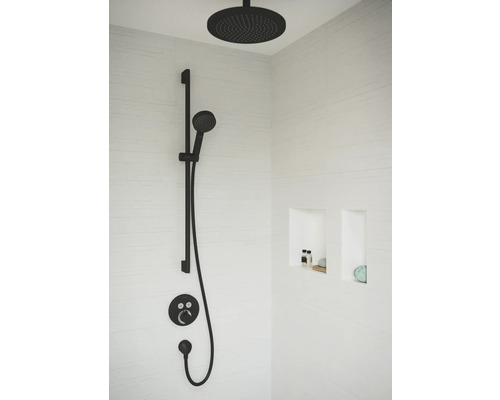 Robinet de douche avec douche de tête et douchette à main dans une salle de bains moderne