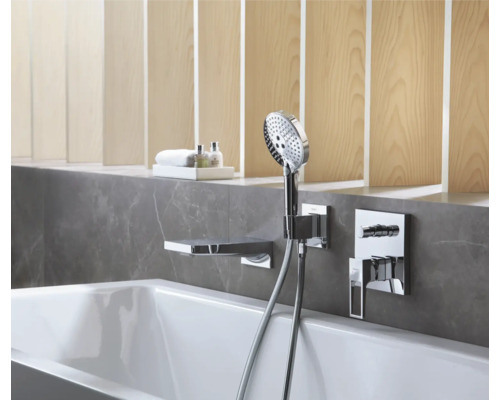 Salle de bain avec baignoire, douchette et robinetterie