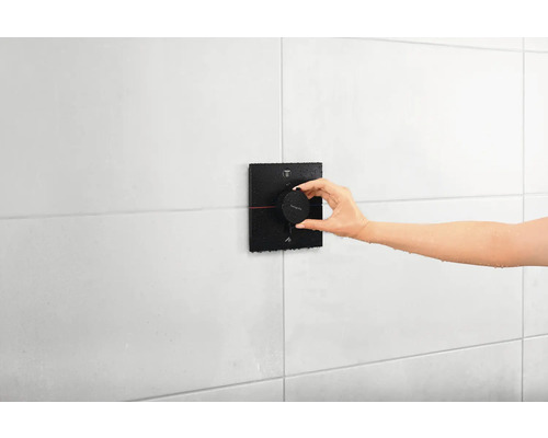 Femme actionnant un robinet de douche Hansgrohe