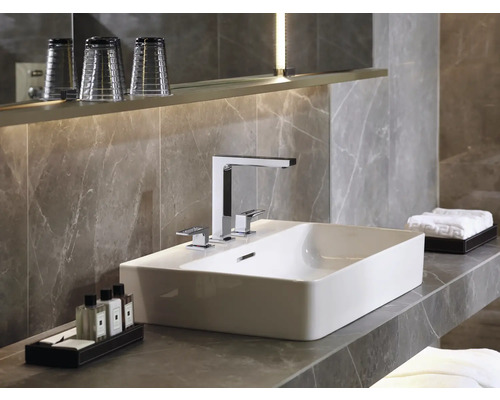 Modernes Badezimmer mit Waschbecken, Armatur und Ablageflächen