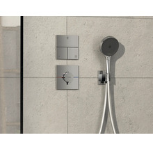 Brausegarnitur mit Thermostat und Bedienfeld an der Wand