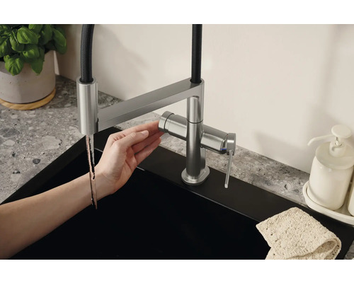 Scène de cuisine avec robinet d''évier et évier noir