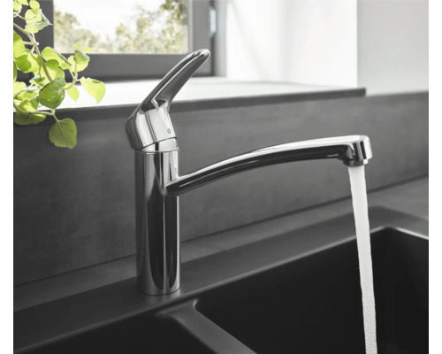 Küchenarmatur mit Wasserhahn über einem Spülbecken