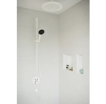 Dusche mit Kopfbrause und Handbrause in hellem Badezimmer