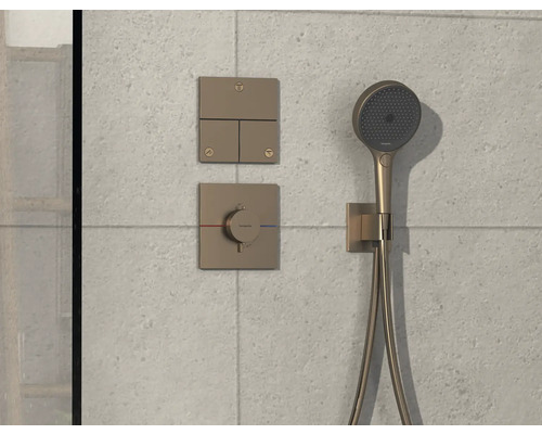 Robinet de douche avec douchette à main et éléments de commande au mur