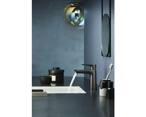 Modernes Badezimmer mit Waschbecken, Armatur und Spiegel