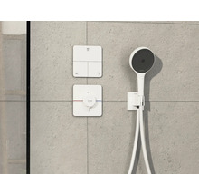 Robinet de douche avec douchette sur le mur