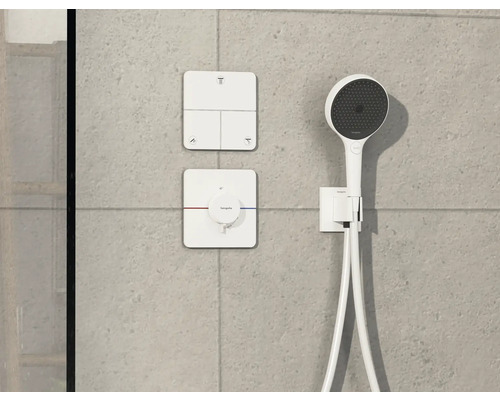Robinet de douche avec douchette sur le mur