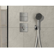 Duscharmatur mit Kopfbrause und Bedienelementen an einer gefliesten Wand
