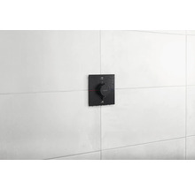Schwarzer Duschthermostat mit Hansgrohe Logo an der Wand