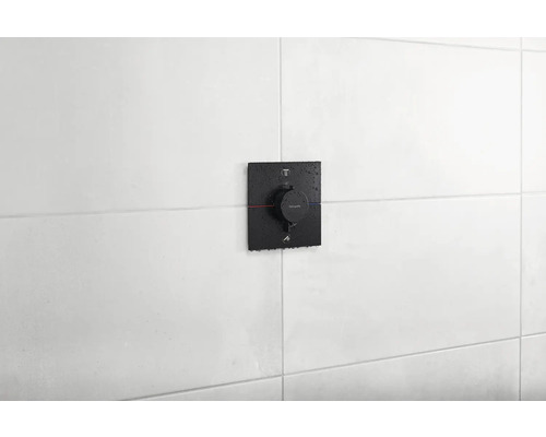 Thermostat de douche noir avec logo Hansgrohe au mur