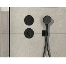 Robinet de douche avec douchette à main et commandes rondes au mur