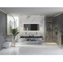 Helles Badezimmer mit Doppelwaschtisch, Spiegel, Dusche und Toilette in modernem Design.