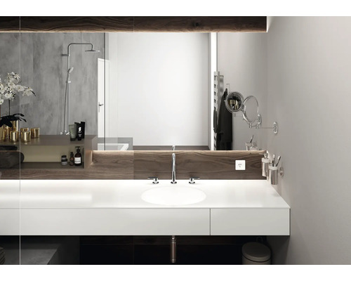 Modernes Badezimmer mit Waschtisch, Spiegel, Armatur und Accessoires.