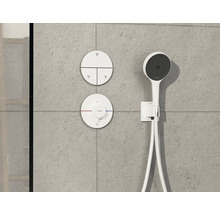Duscharmatur-Set mit Handbrause und runden Bedienelementen an der Wand