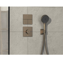 Duscharmatur mit Handbrause und Thermostatsteuerung an einer gefliesten Wand
