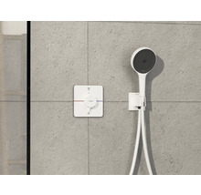 Handbrause mit Thermostatarmatur zur Temperaturregelung im Badezimmer