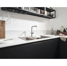 Cuisine moderne avec évier, robinet et vaisselle