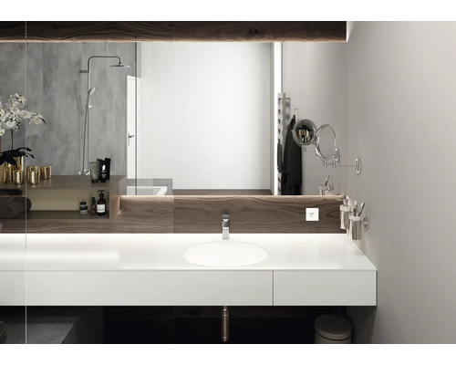 Modernes Badezimmer mit Waschtisch, Spiegel und Dusche